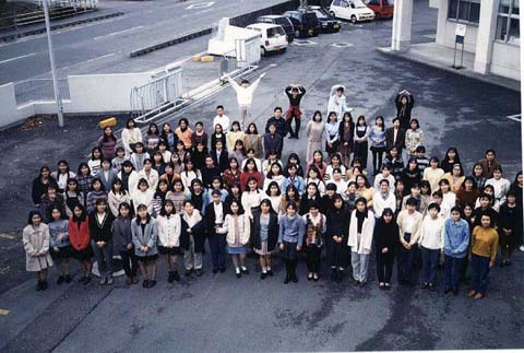 国立医療技術短大 東日本 '95 1995年（平成7年）医療技術短期大学部玄関前に集合した学生たち