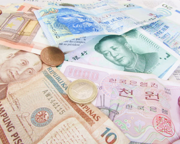 韓国ウォンや中国元、フィリピンペソなど複数国の紙幣と硬貨が並べられている