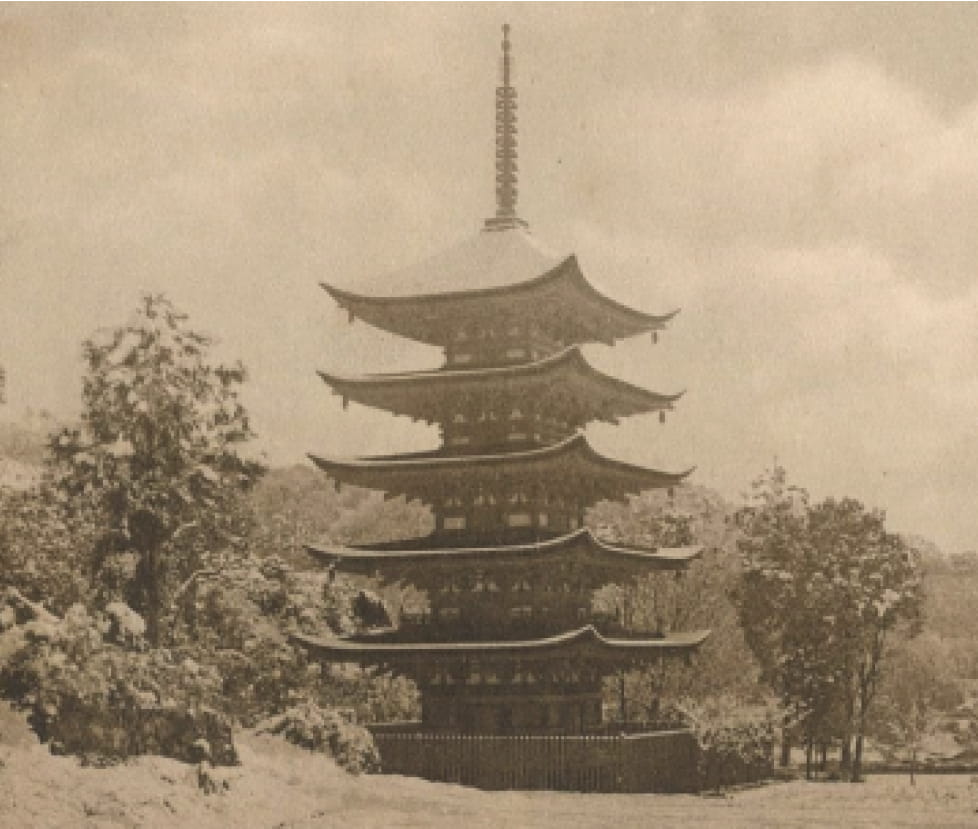 雪景色の中に建つ五重塔を写した、セピア調の古い写真