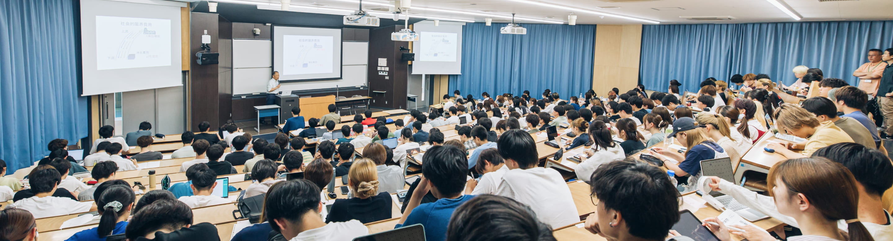 教室内で学生たちが講義を受けている様子