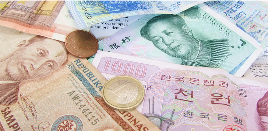 中国元、韓国ウォン、フィリピンペソなどアジア諸国の紙幣と硬貨が並べられている