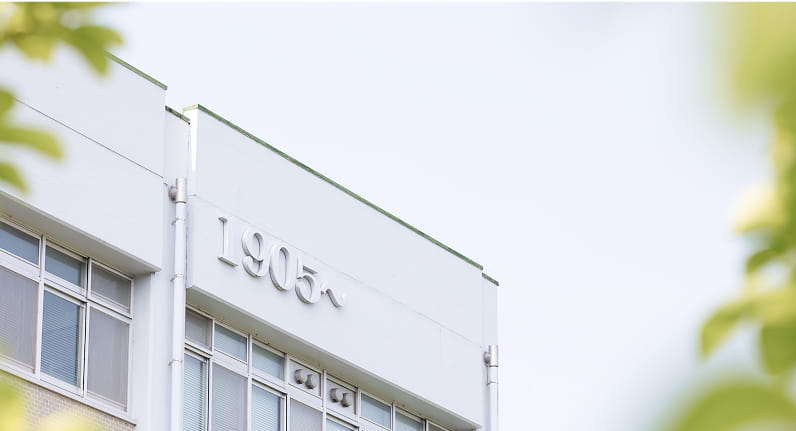 建物は白を基調とし、現代的で清潔感のある印象