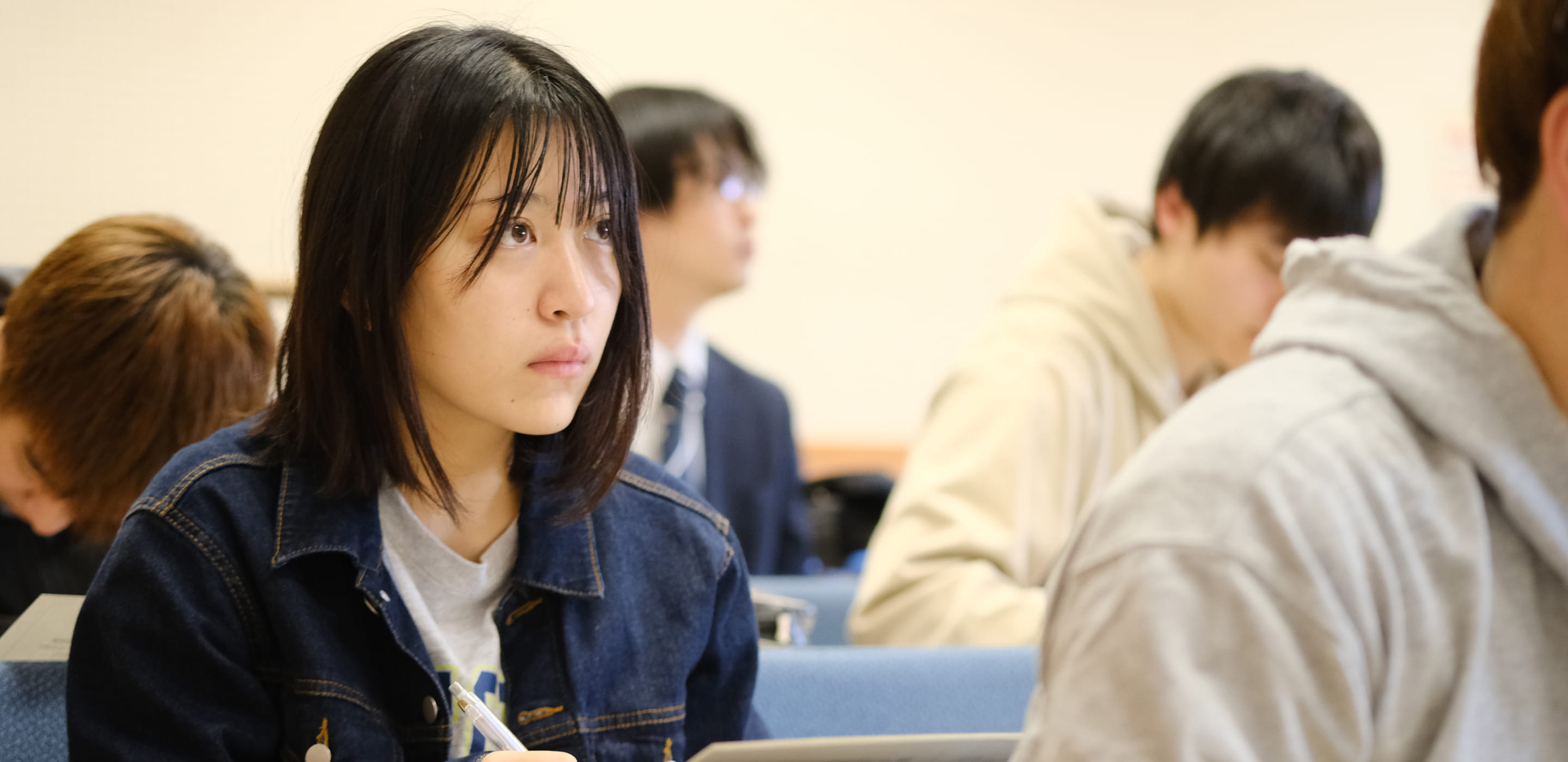 教室内で学生たちが講義を受けている様子