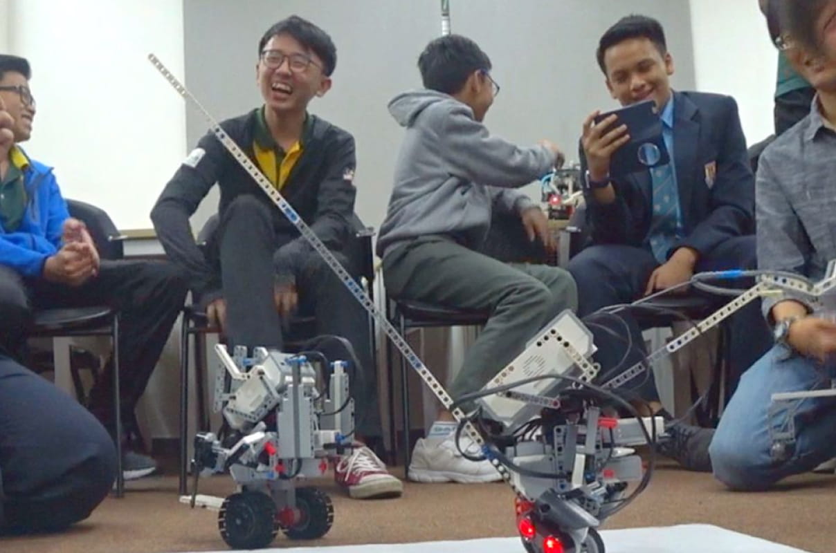 プログラミングやロボット工学を学ぶ学生たちの創造的な活動の一コマ