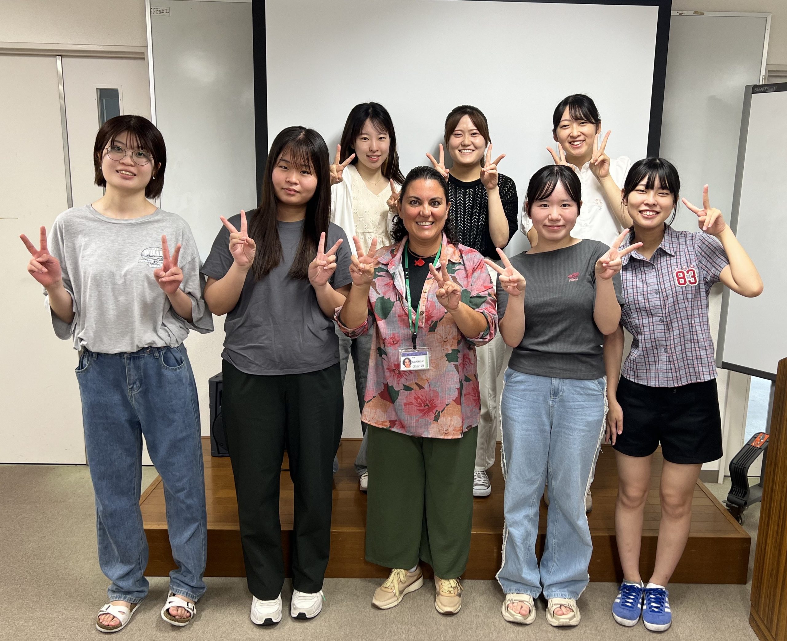 	
英語を母語とする教員（Native English Speakers）による専門教育と国際学術集会