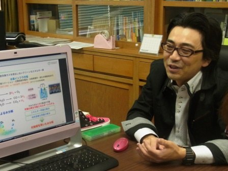 化学科　安達 健太 先生