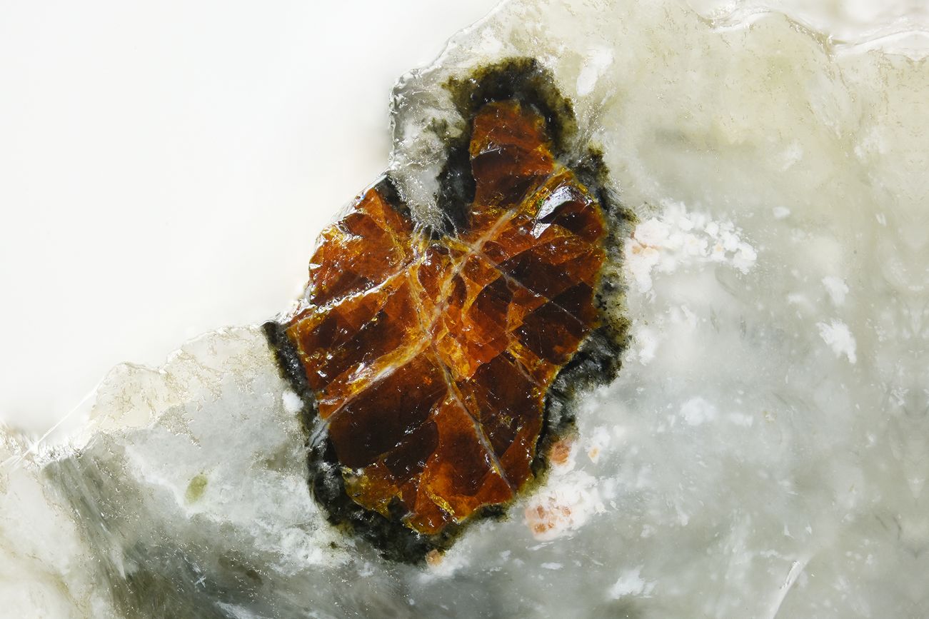 新鉱物・アマテラス石の発見 ―日本の国石「ヒスイ」から見つかった新種の鉱物―