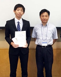 賞状と副賞を手にする馬田さん（左）